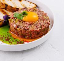 Gourmet Tartar Steak mit Ei Eigelb und Toast foto