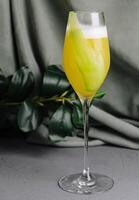 elegant Champagner Flöte mit sprudelnd Gelb Cocktail foto