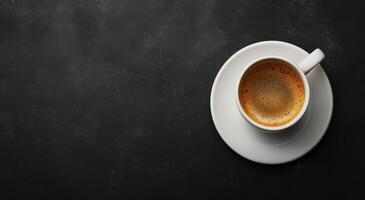 Tasse von Kaffee auf Untertasse foto