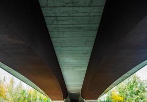 Unteransicht der Eisen- und Betonbrücke foto