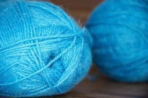 Strang. ein Ball aus blauem Faden zum Stricken. foto