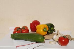 Tomaten, Zucchini, Glocke Pfeffer, Knoblauch foto