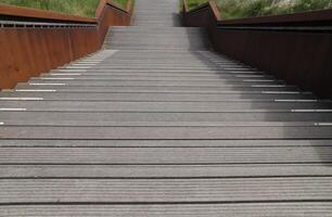 enorm Eisen Treppe Über das Deich zu das Strand, Dorf petten beim das Norden Meer, das Niederlande, foto