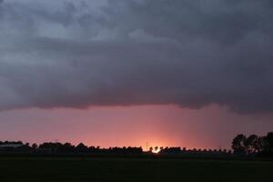 Sonnenuntergang im das Niederlande foto