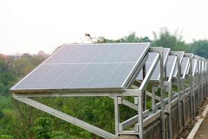 Solar- Leistung Generation Bahnhof, Sie Eingerichtet mehrere Solar- Paneele auf ein Beton Barriere entlang das Fluss zu generieren Elektrizität zu Pumpe Wasser zum landwirtschaftlich verwenden. foto