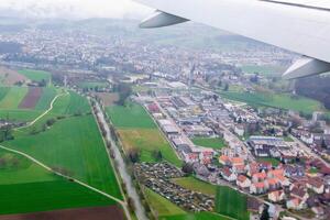 Antenne Drohne Schuss Panorama Aussicht von schweizerisch Dorf von ziefen. foto