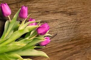 Strauß von schön Tulpen auf hölzern Hintergrund. Tulpen auf alt Bretter foto