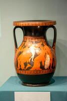 Antiquität Keramik dekorativ Amphora auf ein Weiß Hintergrund foto