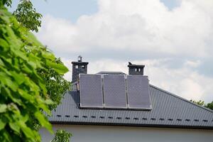 Installation ein Solar- Zelle auf ein Dach. foto