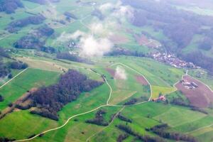 Antenne Drohne Schuss Panorama Aussicht von schweizerisch Dorf von ziefen. foto