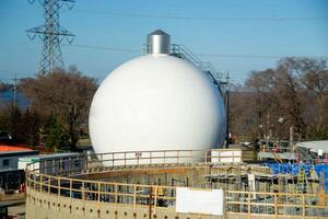 groß Gas Container gegen das Blau Himmel foto