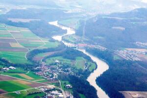 Antenne Drohne Schuss Panorama Aussicht von schweizerisch Dorf von ziefen. foto