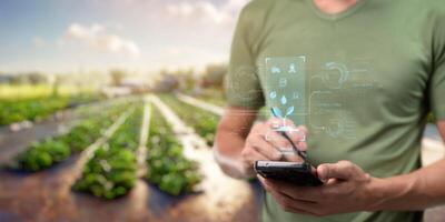 ui Hologramm Landwirtschaft und modern Technologie Farmer mit Clever Landwirtschaft Technologien mit ai foto