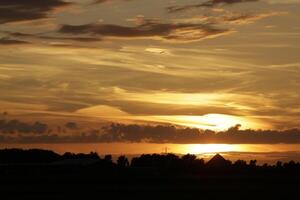 Sonnenuntergang im das Niederlande, Wolken, Farben foto