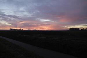 wolkig Sonnenaufgang im das Niederlande foto