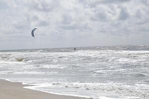 Wolkengebilde, Dorf petten beim das Norden Meer, das Niederlande, foto