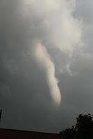 Wirbelwind, Tornado im das Himmel, nicht erreichen das Boden foto