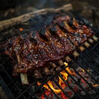 brutzelnd Spieß gebraten Kuh Rippen, unwiderstehlich Grill Freude foto