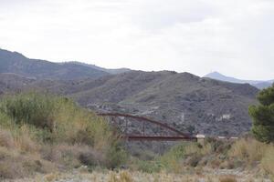 rot Brücke führt zu das Dorf Kantorin, Almerien, Spanien foto