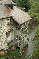alt Wasser Mühle im ein Fluss im Frankreich foto