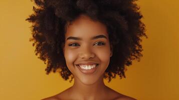 jung Frau lächelnd auf ein beschwingt Gelb Hintergrund foto