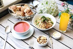 hölzern Tabelle mit sortiert Schalen von Essen foto