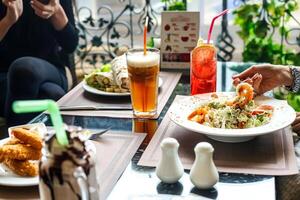 Tabelle mit sortiert Essen und Getränke zum vielfältig Essen Erfahrung foto