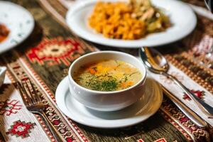 Nahansicht von dämpfen Schüssel von Suppe auf hölzern Tabelle foto