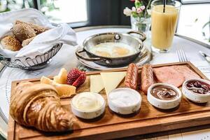 hölzern Tablett überfüllt mit sortiert Essen Delikatessen foto