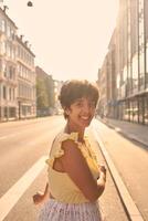 ein Mädchen mit ein kurz Haarschnitt im ein Gelb Kleid auf das Sonne durchnässt Straßen von Kopenhagen foto