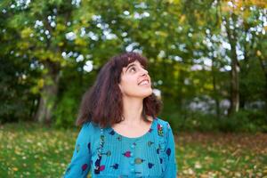 ein Mädchen im ein Kleid mit Luftballons ist spielen im das Herbst Garten foto