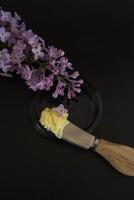 Butter Ghee im ein transparent Krug mit hausgemacht Brot auf ein schwarz Hintergrund foto