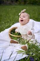 Baby Mädchen kriecht auf Decke beim Picknick foto