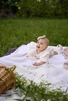 Baby Mädchen kriecht auf Decke beim Picknick foto