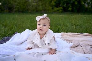 Baby Mädchen kriecht auf Decke beim Picknick foto