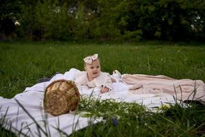 Baby Mädchen kriecht auf Decke beim Picknick foto