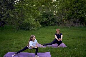 ein Frau und Mädchen tun Yoga und meditieren im Natur foto