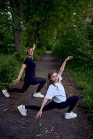 Mutter und Tochter tun Sport und abspielen im das Park foto