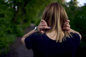 Frau läuft im das Park foto