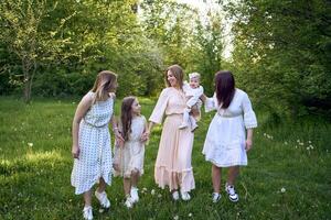 Familie Porträt von zwei Frauen und ihr drei Kinder foto