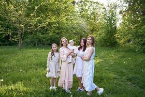 Familie Porträt von zwei Frauen und ihr drei Kinder foto