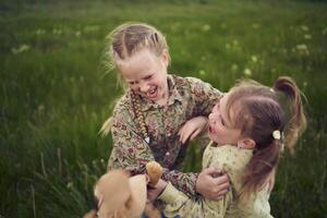 Schwestern Kampf Über ein Spielzeug Hase foto