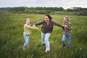 Mutter geht kaputt oben das Kinder Wer sind Kampf im das Regen im das Feld foto