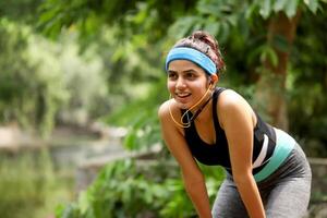 Jogger Dame nehmen brechen nach Lauf foto