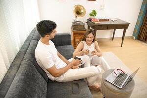 Foto von nett Paar entspannend beim Zuhause Trinken Kaffee oder Tee während Sitzung im Leben Zimmer
