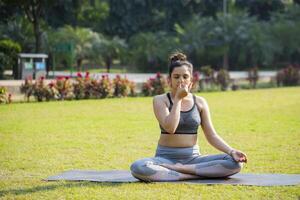 Bild von jung süß Yoga Mädchen Pose ni tha Park foto