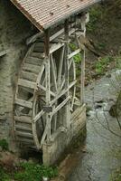 alt Wasser Mühle im ein Fluss im Frankreich foto