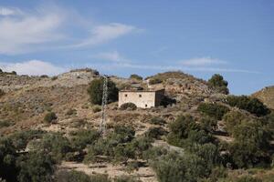 Ruine von ein Haus im das Berge von Spanien foto