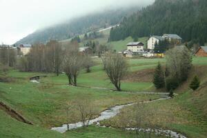 Strom durch das Berge foto