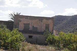 Ruine von ein Haus im das Berge foto